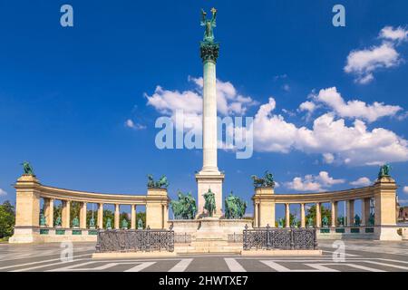 Piazza degli Eroi, una delle piazze più importanti di Budapest, Ungheria, Europa. Foto Stock