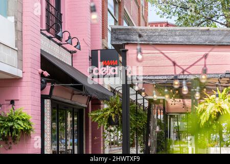 Mama Delia è un ristorante spagnolo alla moda nel quartiere di Wicker Park a Chicago. Il ristorante presenta un esterno in mattoni rosa con luci a corda Foto Stock