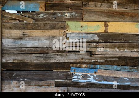 Vecchia parete legnosa grigia. Foto di superficie di legno vintage muro di  legno duro. Grandangolo. Modello di tavole vintage. Struttura del materiale  dell'albero grigio. Esterno A Foto stock - Alamy