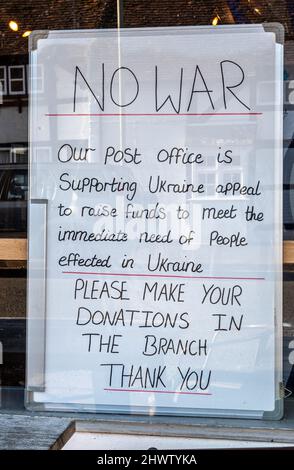 7th marzo 2022. Nessun avviso di guerra nel negozio del villaggio di Holybourne e nella finestra dell'ufficio postale che dice che stanno raccogliendo donazioni a sostegno dell'Ucraina a seguito dell'invasione da parte di Russia, Hampshire, Inghilterra, Regno Unito. Foto Stock