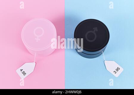 Concetto per la tassa rosa che mostra creme facciali rosa e nero destinate a generi specifici con diversi tag di prezzo Foto Stock