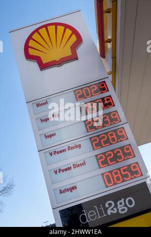 I prezzi della benzina non sono mai stati più alti in Germania di questi giorni. Prezzi a bordo di un distributore di benzina Shell a Colonia Foto Stock