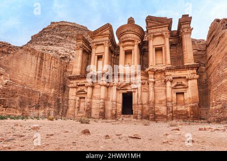 Ad Deir - Monastero - rovine scolpite in pareti rocciose a Petra Jordan Foto Stock