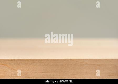 Tavola vuota di legno tabella di fronte ad uno sfondo sfocato. Prospettiva di una tavola di legno davanti ad uno sfondo sfocato per il vostro layout o prodotto Foto Stock