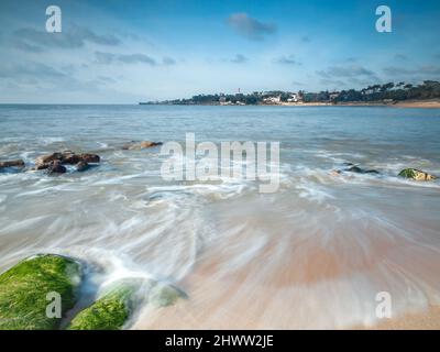 Onde oceaniche moto oscillante sulla spiaggia di sabbia sulla costa atlantica della Charente Maritime, Francia in estate vicino a la Rochelle Foto Stock