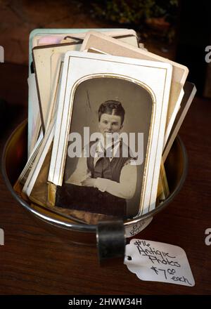 Una selezione di ritratti di studio di fotografia in tintype o ferrotipo del 19th secolo in vendita in un negozio di antiquariato. Foto Stock