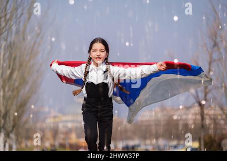 Felice ragazza Ucraina che corre al parco ondeggiare la bandiera nazionale gialla e blu. Concetto di amore per l'Ucraina. Indipendenza, bandiera, giorno della Costituzione Foto Stock