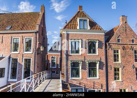 Piccolo ponte e vecchie case nel centro di Appingedam, Paesi Bassi Foto Stock