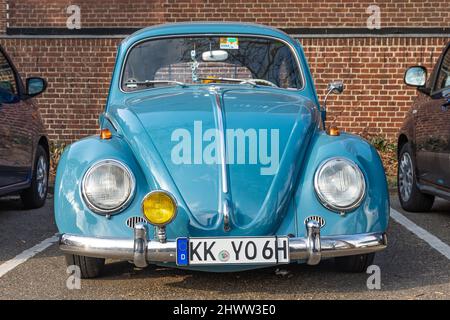 Roermond, Provincia Limburg, Paesi Bassi, 06.03.2022, Vista frontale di un vecchio scarabeo blu Volkswagen in ottime condizioni Foto Stock