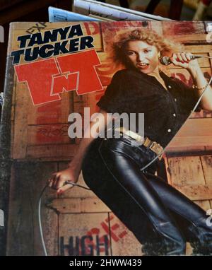 Una copia dell'album del 1978 della cantante Tanya Tucker, nominato Grammy, intitolato 'TNT', in vendita in un negozio di antiquariato. Foto Stock