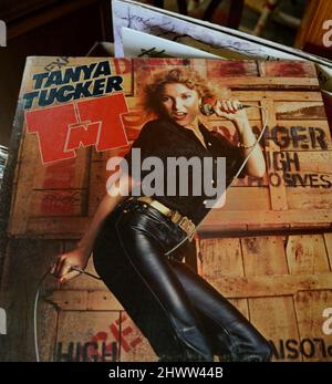 Una copia dell'album del 1978 della cantante Tanya Tucker, nominato Grammy, intitolato 'TNT', in vendita in un negozio di antiquariato. Foto Stock