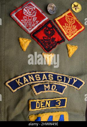 Una fotografia ravvicinata di una divisa d'epoca Cub Scout in vendita in un negozio di antiquariato a Santa Fe, New Mexico. Foto Stock