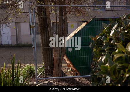 Rifiuti verdi chiusi salta raccolta visto all'aperto. Foto Stock