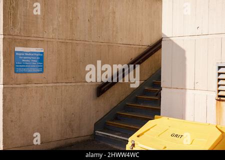 Scale visto all'esterno di un edificio medico a Bognor Regis. Foto Stock