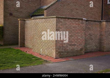 Angolo di una casa costruita in mattoni. Foto Stock