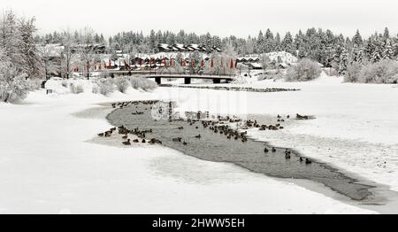 Old Mill District e Deschutes River Bend, Oregon, in inverno Foto Stock