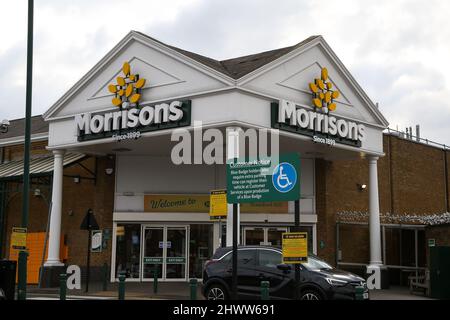 Londra, Regno Unito. 07th Mar 2022. Un ingresso a una filiale del supermercato Morrison. Credit: SOPA Images Limited/Alamy Live News Foto Stock