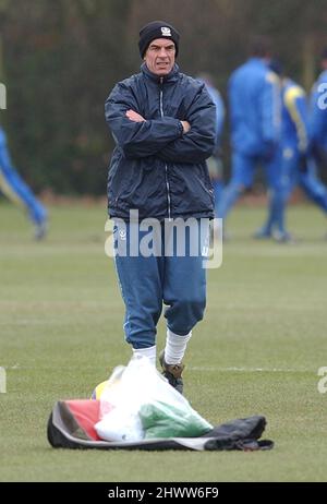 JOE JORDAN PREPARA IL SUO LATO PORTSMOUTRH PER IL MANCHESTER UNITED 24-02-05 PIC MIKE WALKER, 2005 Foto Stock