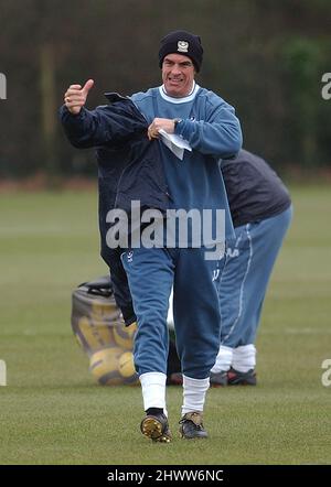 JOE JORDAN PREPARA IL SUO LATO PORTSMOUTRH PER IL MANCHESTER UNITED 24-02-05 PIC MIKE WALKER, . 2005 Foto Stock