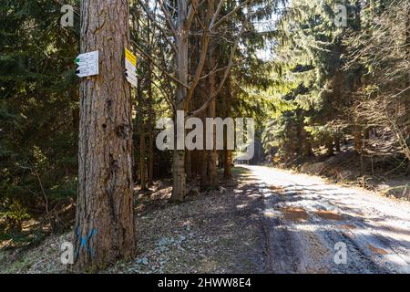 OWL Mountains, Polonia - Aprile 2021: Gontowa complesso punto di riferimento sul sentiero di montagna Foto Stock