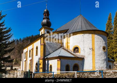 OWL Mountains, Polonia - Aprile 2021: Chiesa Cattolica Romana di san Martin a Sokolec Foto Stock