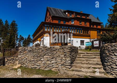 OWL Mountains, Polonia - Aprile 2021: Costruzione della piattaforma di montagna Orzel in Owl Mountains Foto Stock