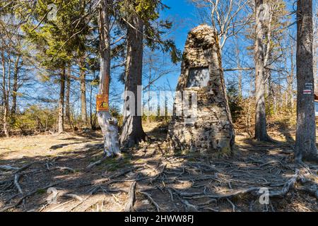 OWL Mountains, Polonia - Aprile 2021: Monumento a Carl Wiesen al Grande Owl Foto Stock