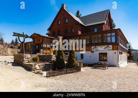 OWL Mountains, Polonia - Aprile 2021: Costruzione della piattaforma di montagna Orzel in Owl Mountains Foto Stock