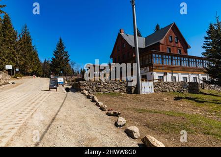 OWL Mountains, Polonia - Aprile 2021: Costruzione della piattaforma di montagna Orzel in Owl Mountains Foto Stock