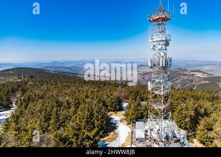 OWL Mountains, Polonia - Aprile 2021: La torre della televisione sulla cima del Grande Owl Foto Stock