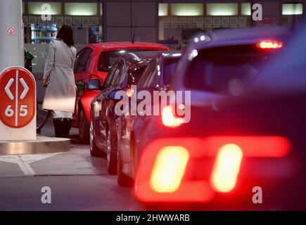 (220307) -- ZAGABRIA, 7 marzo 2022 (Xinhua) -- una donna alimenta un veicolo in una stazione di servizio poiché i prezzi del carburante aumenteranno il giorno successivo a Zagabria, Croazia, il 7 marzo 2022. (Marko Lukunic/PIXSELL via Xinhua) Foto Stock