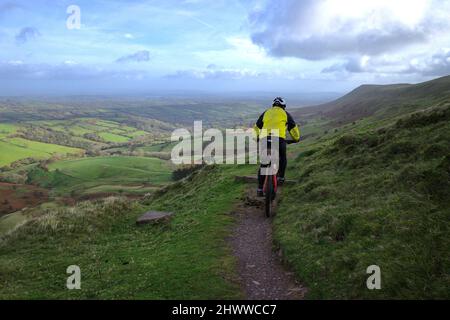 Un ciclista di montagna inizia una discesa incantevole, vicino all'Offa's Dyke Path, vicino a Hay Bluff, nelle Black Mountains, Parco Nazionale di Brecon Beacons, Galles. Foto Stock