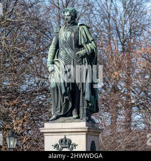 Carl Johans Park con la statua del re Karl Johan XIV in un giorno di primavera di sole a Norrkoping, Norrkoping è una storica città industriale in Svezia. Foto Stock
