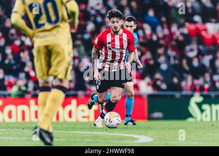 Bilbao, Paesi Baschi, Spagna. 8th Mar 2022. UNAI VENCEDOR (16) del Club Atletico corre con la palla controllata durante la partita la Liga Santander tra il Club Atletico e Levante UD allo stadio San Mames. Il Club atletico ha vinto le 3:0. (Credit Image: © Edu del Fresno/ZUMA Press Wire) Foto Stock