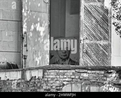 Uno sguardo inquietante in BW di alcune strutture della città fantasma e 'radioattiva' di Pripyat dove, nel 1986, si è verificato il famoso incidente nucleare di Chernobyl Foto Stock