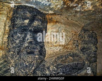 Sculture sulle pareti nelle catacombe di Odessa all'interno del 'Museo della Gloria Partigiana' nascondiglio luogo della seconda guerra mondiale per i partigiani sovietici Foto Stock