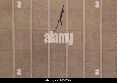 Santiago, Metropolitana, Cile. 7th Mar 2022. Un uomo fa jogging su una passerella pedonale a Santiago, Cile. (Credit Image: © Matias Basualdo/ZUMA Press Wire) Foto Stock