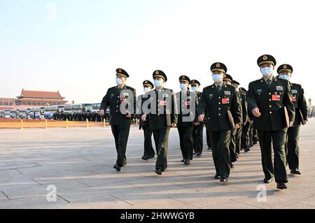 Pechino, Cina. 8th Mar 2022. I deputati arrivano per la seconda riunione plenaria della quinta sessione del Congresso Nazionale del Popolo (NPC) del 13th a Pechino, capitale della Cina, il 8 marzo 2022. Credit: Jin Liangkuai/Xinhua/Alamy Live News Foto Stock