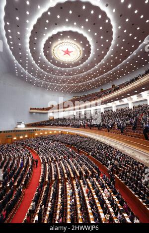 Pechino, Cina. 8th Mar 2022. La seconda riunione plenaria della quinta sessione del Congresso Nazionale del Popolo del 13th (NPC) si svolge presso la Grande Sala del Popolo di Pechino, capitale della Cina, il 8 marzo 2022. Credit: Ding Haitao/Xinhua/Alamy Live News Foto Stock