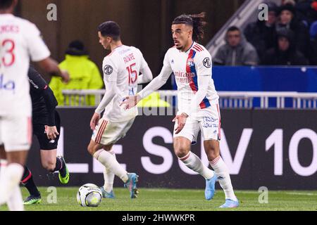 Lione, Francia - Febbraio 27: Malo gusto di Lione (R) in azione durante la partita Ligue 1 Uber eats tra Olympique Lyonnais e Lille OSC a Groupama S. Foto Stock