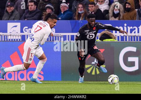 Lione, Francia - Febbraio 27: Malo gusto di Lione (L) insegue Jonathan Bamba di Lille (R) durante la partita Ligue 1 Uber mangia tra Olympique Lyonnais An Foto Stock