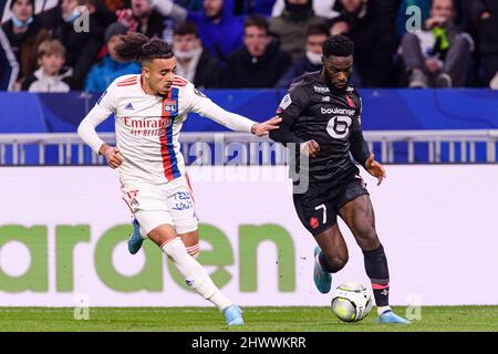 Lione, Francia - Febbraio 27: Malo gusto di Lione (L) combatte per la palla con Jonathan Bamba di Lille (R) durante la Ligue 1 Uber mangia tra Oly Foto Stock