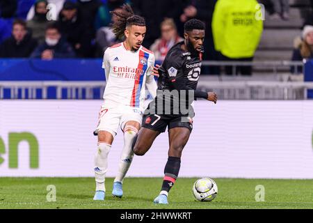 Lione, Francia - Febbraio 27: Malo gusto di Lione (L) combatte per la palla con Jonathan Bamba di Lille (R) durante la Ligue 1 Uber mangia tra Oly Foto Stock