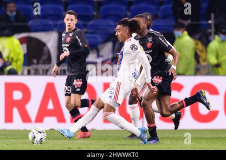 Lione, Francia - Febbraio 27: Malo gusto di Lione passa la palla durante la Ligue 1 Uber mangia la partita tra Olympique Lyonnais e Lille OSC a Groupama Foto Stock