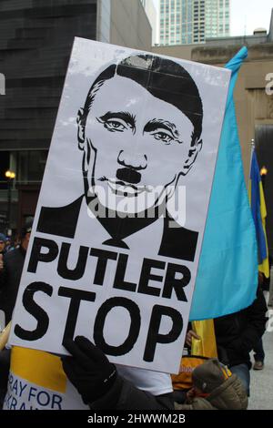 Putler Stop segno di protesta ad un raduno pro-Ucraina al Daley Plaza di Chicago Foto Stock