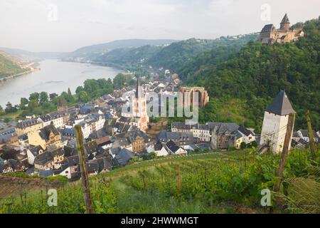 Panoramica di Bacharach e dei vigneti circostanti, Renania-Palatinato, Germania Foto Stock