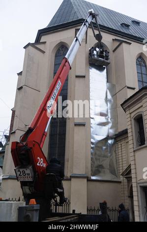 Lviv, Ucraina. 07th Mar 2022. Monumenti e edifici sono protetti in previsione di possibili bombardamenti, come le forze russe pranzo invasione su vasta scala dell'Ucraina. Credit: SOPA Images Limited/Alamy Live News Foto Stock