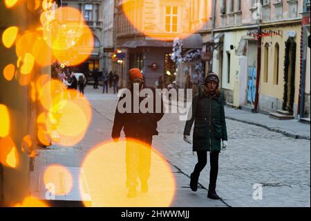 Lviv, Ucraina. 07th Mar 2022. La gente cammina nel centro della città a piazza Rynok. Credit: SOPA Images Limited/Alamy Live News Foto Stock