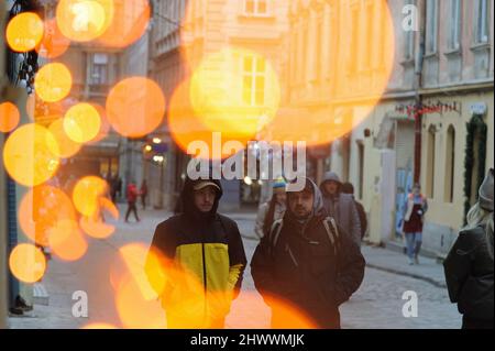 Lviv, Ucraina. 07th Mar 2022. La gente cammina nel centro della città a piazza Rynok. Credit: SOPA Images Limited/Alamy Live News Foto Stock