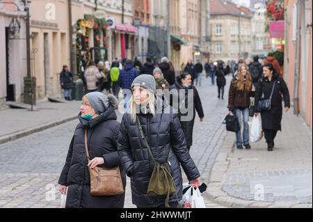 Lviv, Ucraina. 07th Mar 2022. La gente cammina nel centro della città a piazza Rynok. Credit: SOPA Images Limited/Alamy Live News Foto Stock